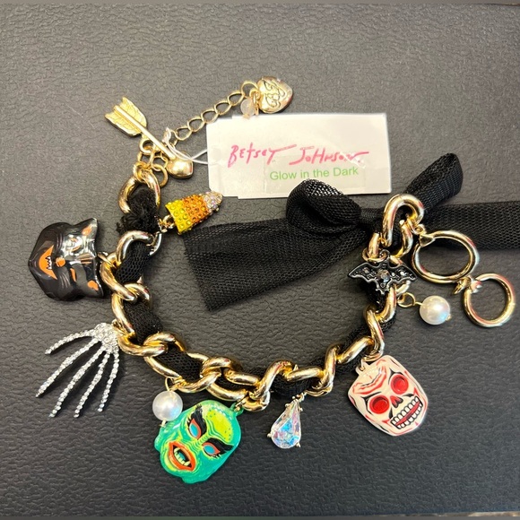 ☠️🦇Betsey Johnson Halloween Charm Bracelet  with Glow in the Dark Charm🦇☠️NWT - Picture 7 of 12
